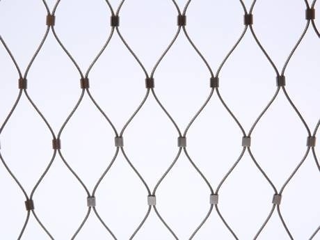 There is a ferrules type wire rope mesh fence.