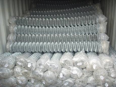 Chain link mesh rolls in container without wooden sticks.