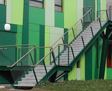 Stainless steel ferrule rope mesh is installed as the balustrade of outdoor green stair.